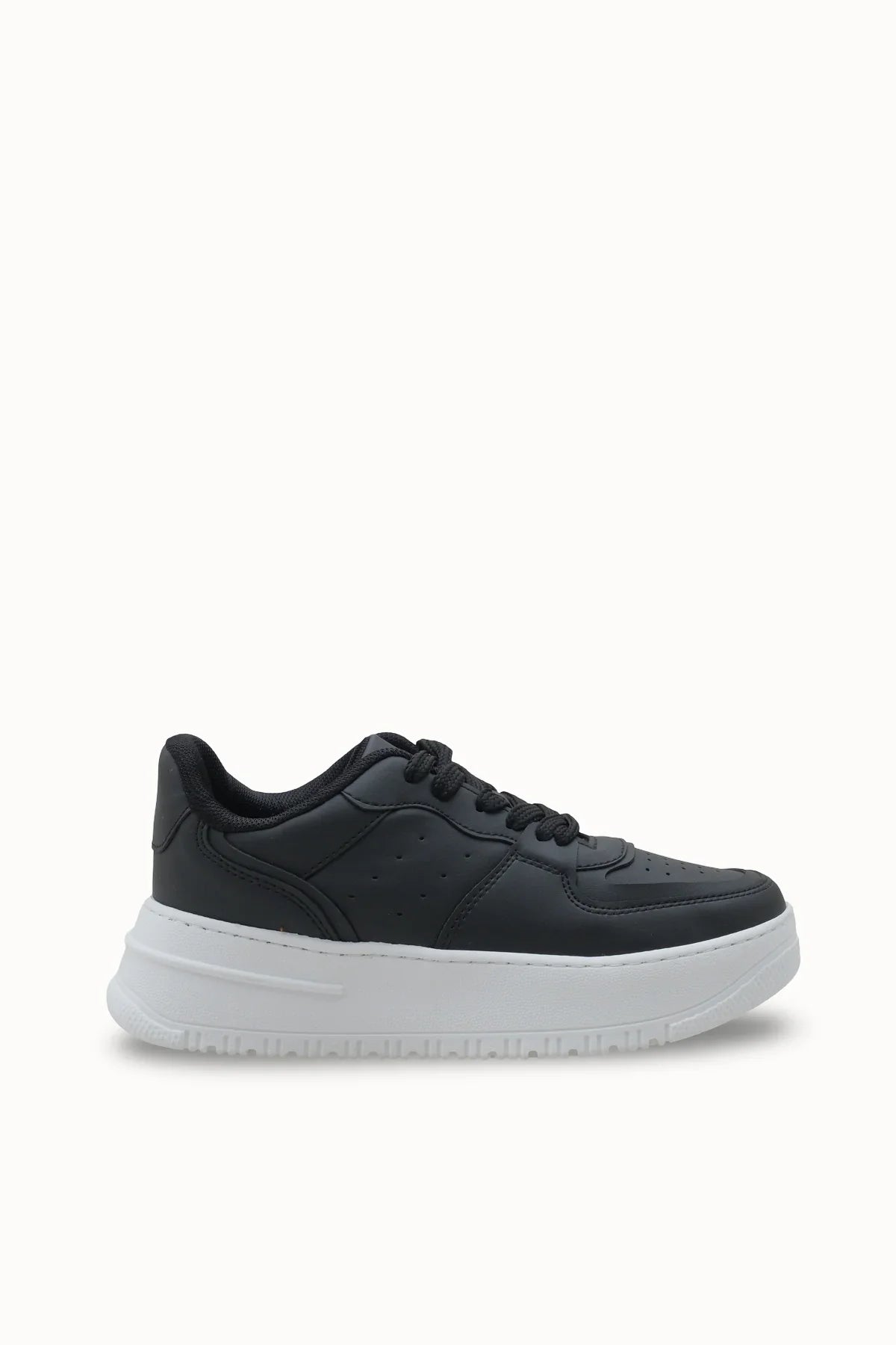 Loventino Kadın Sneaker 0012255 Siyah Beyaz, yüksek kaliteli vegan deri ile üretilmiş, her adımda şıklığı ve rahatlığı sunan mükemmel seçim.