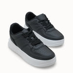 Loventino Kadın Sneaker 0012255 Siyah Beyaz, zarif ve minimalist tasarımıyla dikkat çekerken, konfor ve şıklığı bir araya getiriyor.