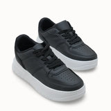 Loventino Kadın Sneaker 0012255 Siyah Beyaz, zarif ve minimalist tasarımıyla dikkat çekerken, konfor ve şıklığı bir araya getiriyor.