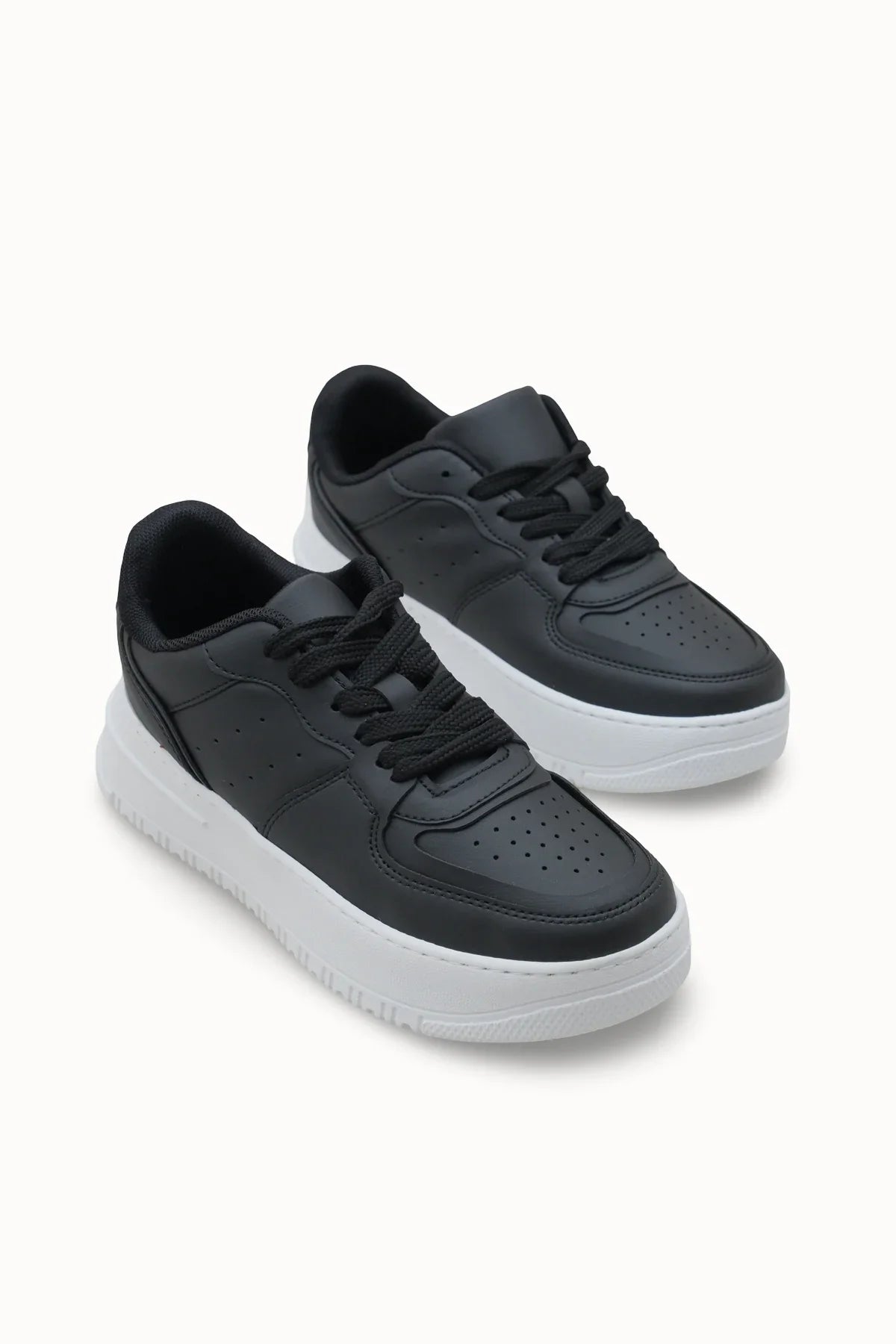 Loventino Kadın Sneaker 0012255 Siyah Beyaz, zarif ve minimalist tasarımıyla dikkat çekerken, konfor ve şıklığı bir araya getiriyor.