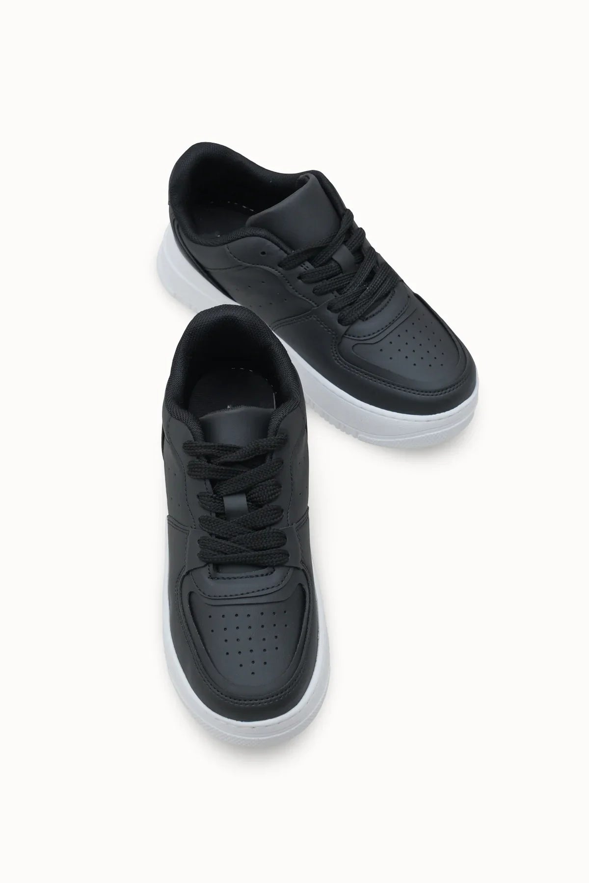 Loventino Kadın Sneaker 0012255 Siyah Beyaz, şık görünümü ve ortopedik iç tabanı ile gün boyu konfor sağlayan lüks bir spor ayakkabı.