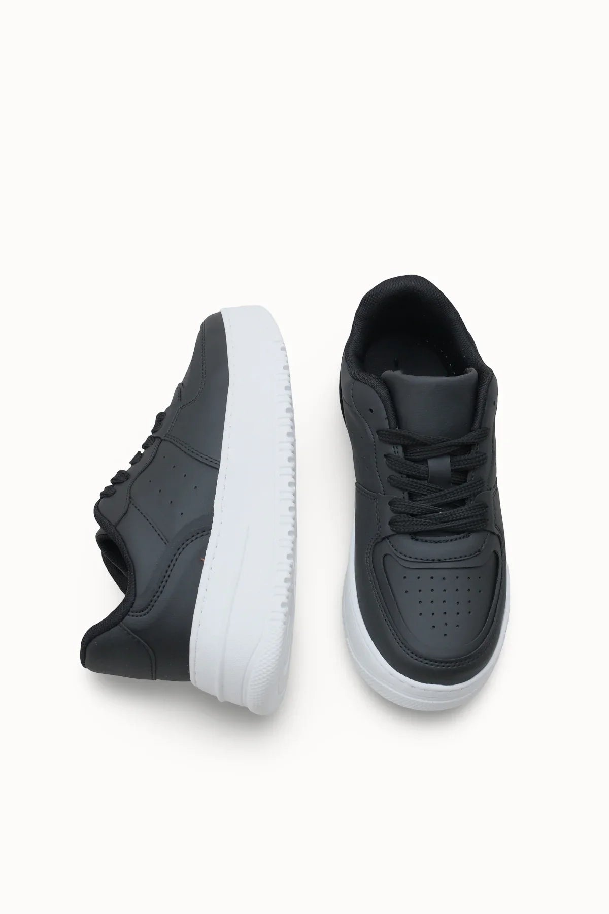 Loventino Kadın Sneaker 0012255 Siyah Beyaz, şık ve rahat bir tasarıma sahip, vegan deri kullanılarak üretilmiş, ortopedik iç tabanı ile gün boyu konfor sağlayan spor ayakkabı.