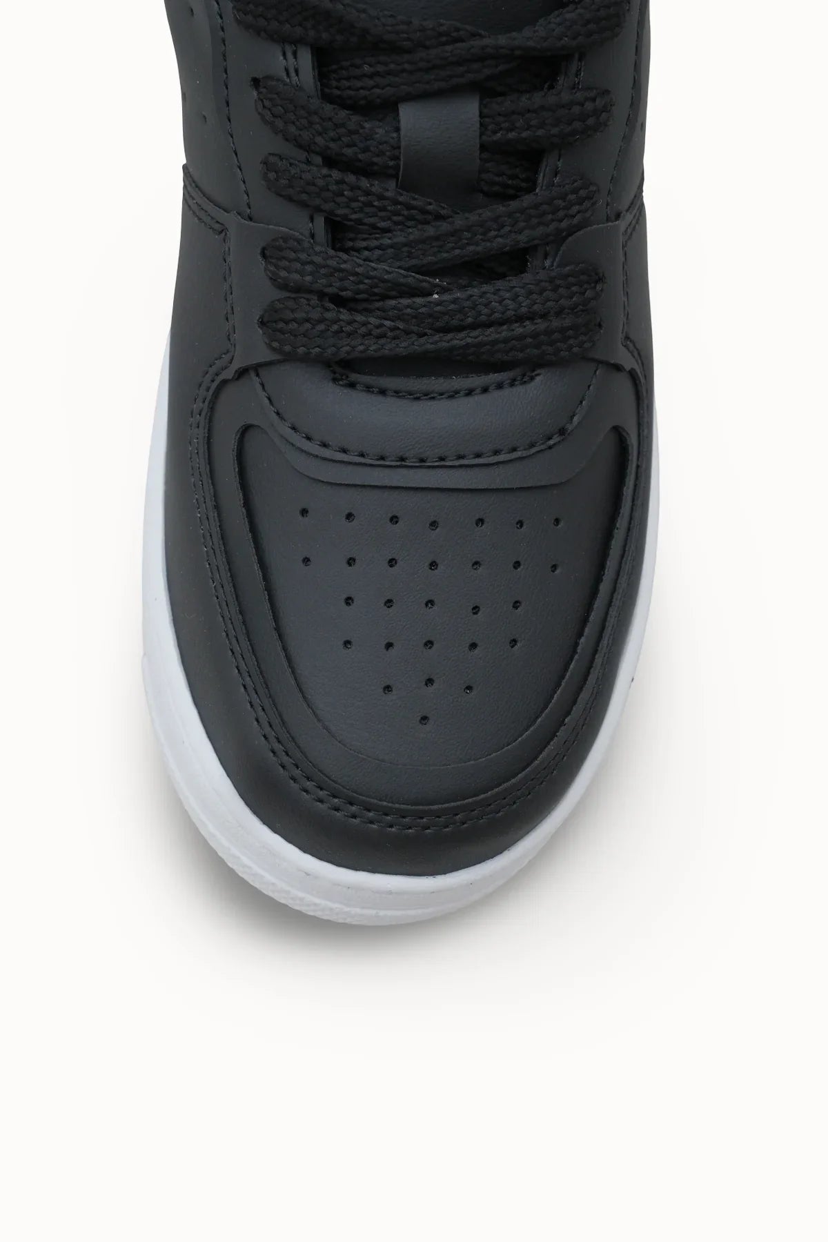 Loventino Kadın Sneaker 0012255 Siyah Beyaz, minimalist profiliyle her türlü kombini tamamlayabilen, günlük aktiviteler için ideal bir stil unsuru.