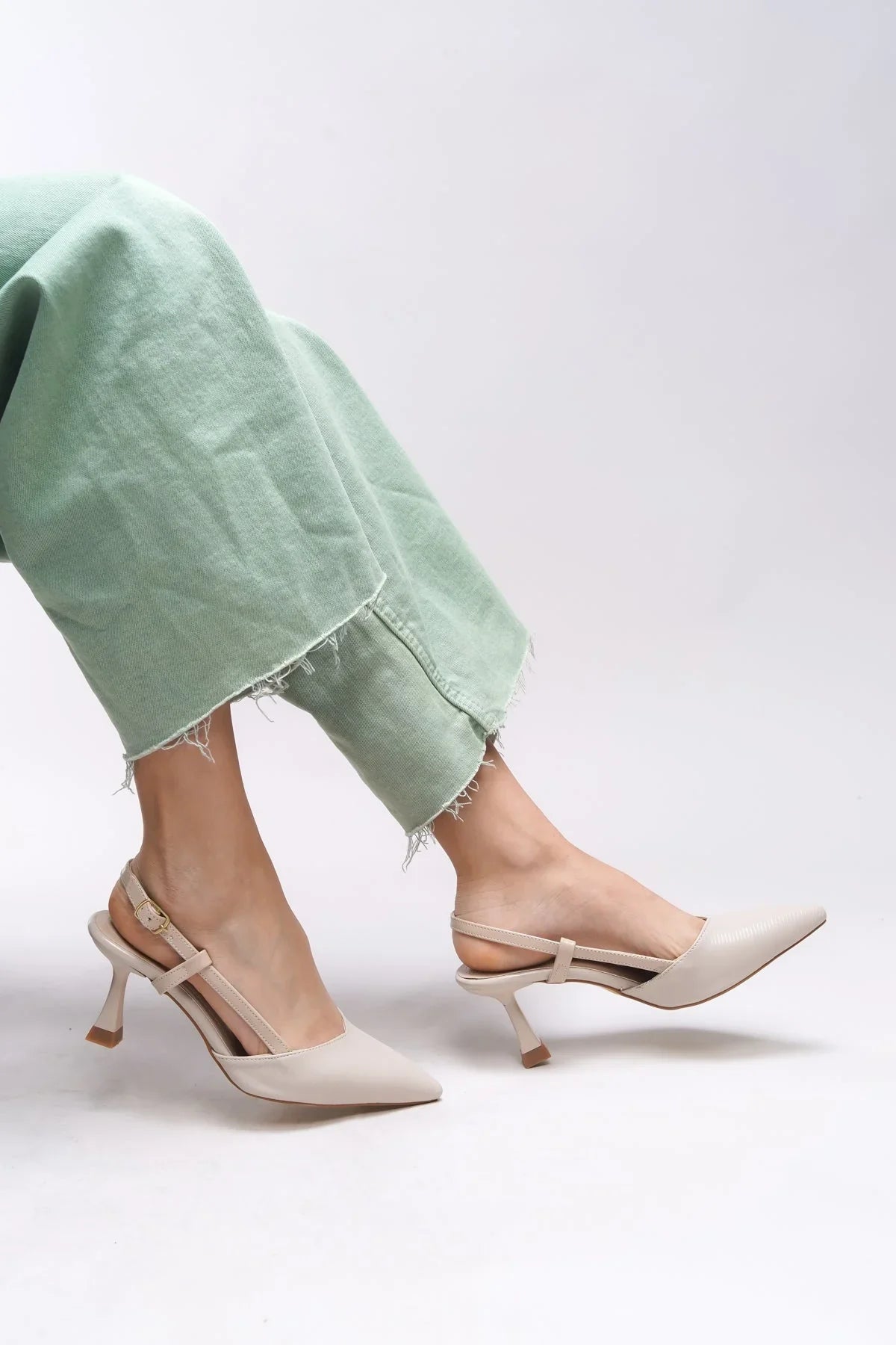Loventino Elyerue Kadın Arkası Açık Sivri Burun Stiletto 0012725 Ten Rugan Çizgili