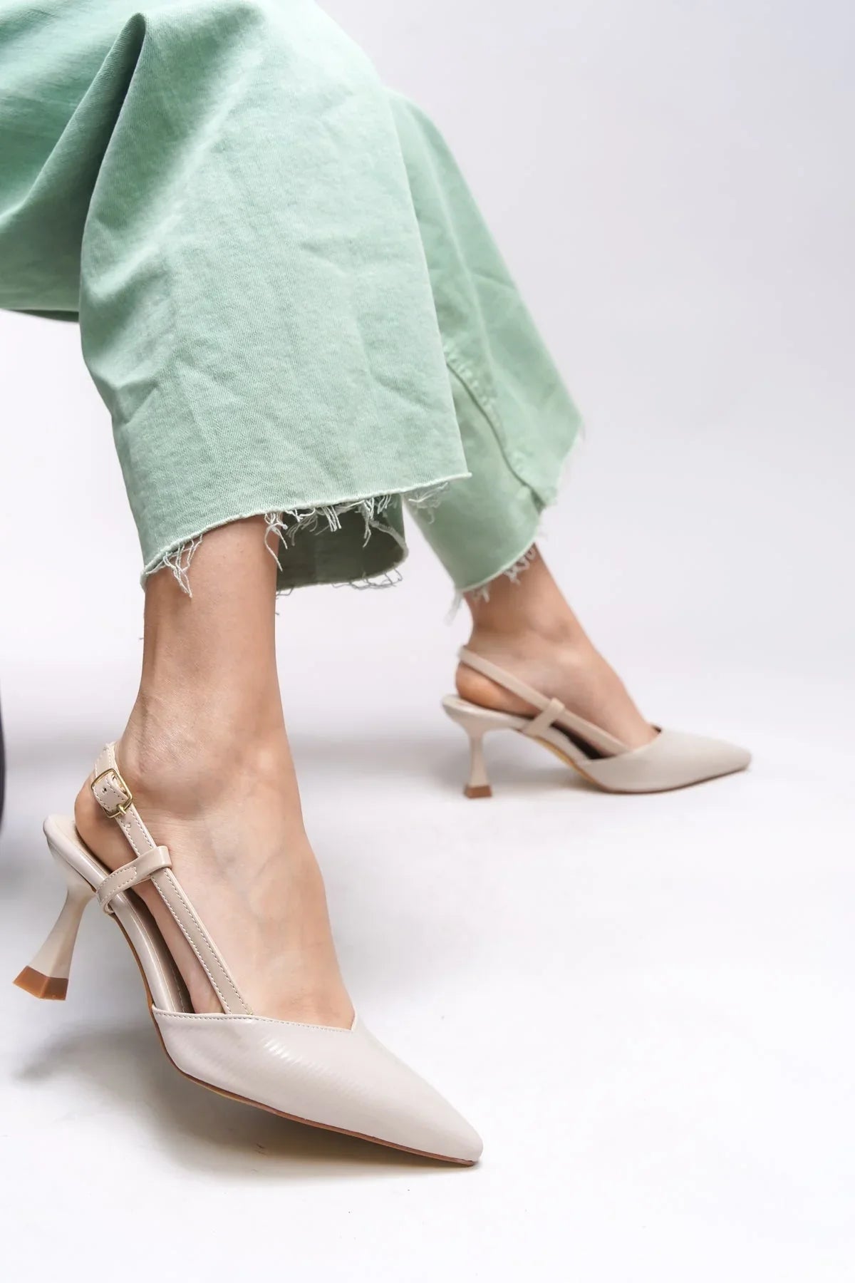 Loventino Elyerue Kadın Arkası Açık Sivri Burun Stiletto 0012725 Ten Rugan Çizgili