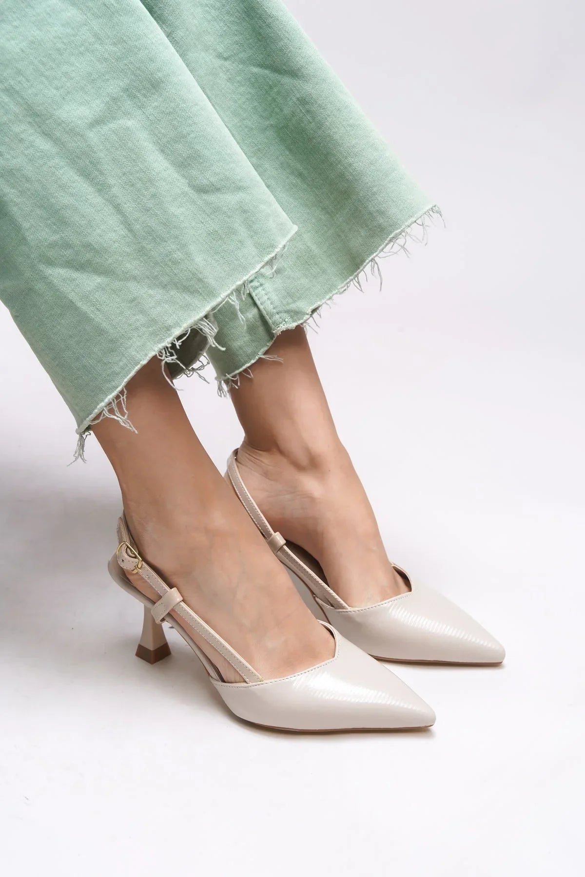 Loventino Elyerue Kadın Arkası Açık Sivri Burun Stiletto 0012725 Ten Rugan Çizgili